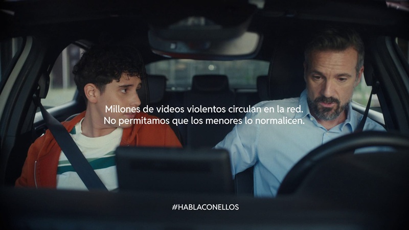 dos hombres en un coche