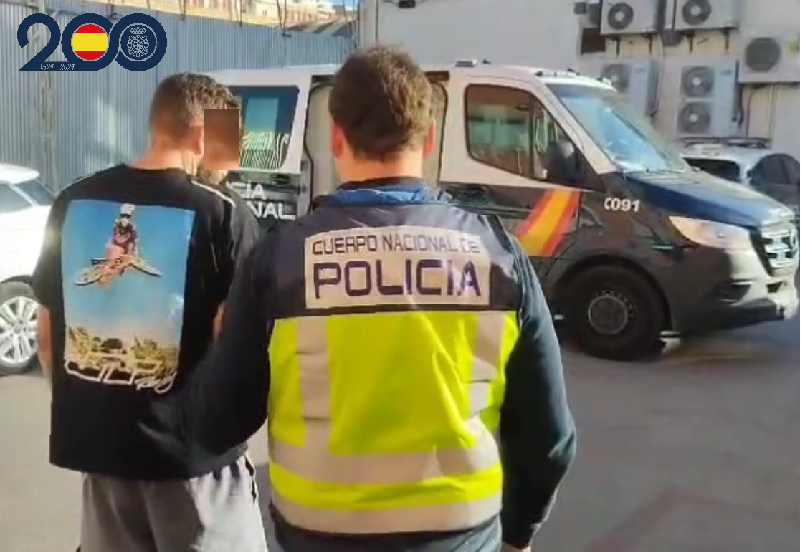 agente de policia arrestando a delincuente