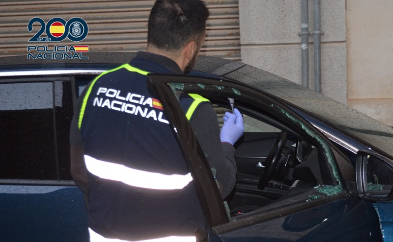 policia tomando huellas