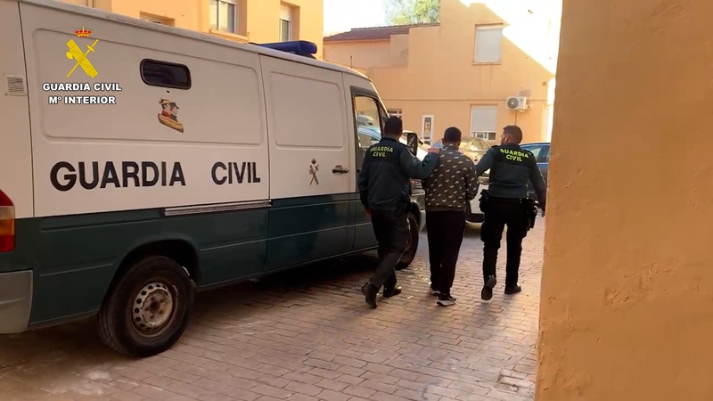 agentes deteniendo a ladron
