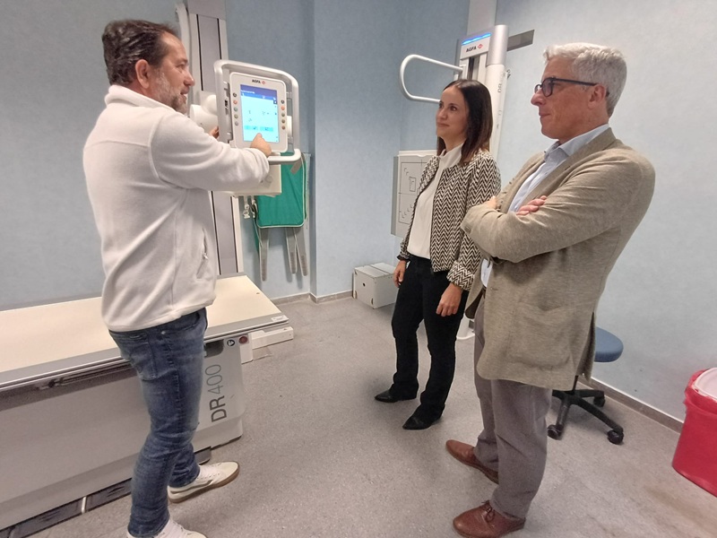 La gerente del SMS, Isabel Ayala, visita el equipo de radiología convencional del centro de salud de Mazarrón durante su inspección al municipio.