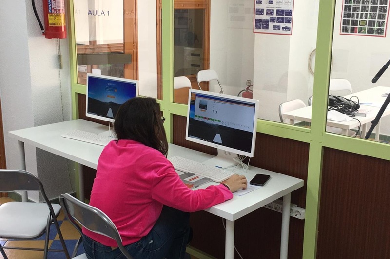 joven estudiando en un ordenador
