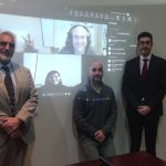 Pablo Calleja, a la derecha, durante la defensa de su tesis, evaluada por un tribunal internacional.