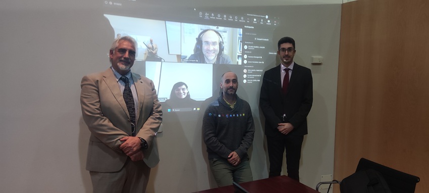 Pablo Calleja, a la derecha, durante la defensa de su tesis, evaluada por un tribunal internacional.