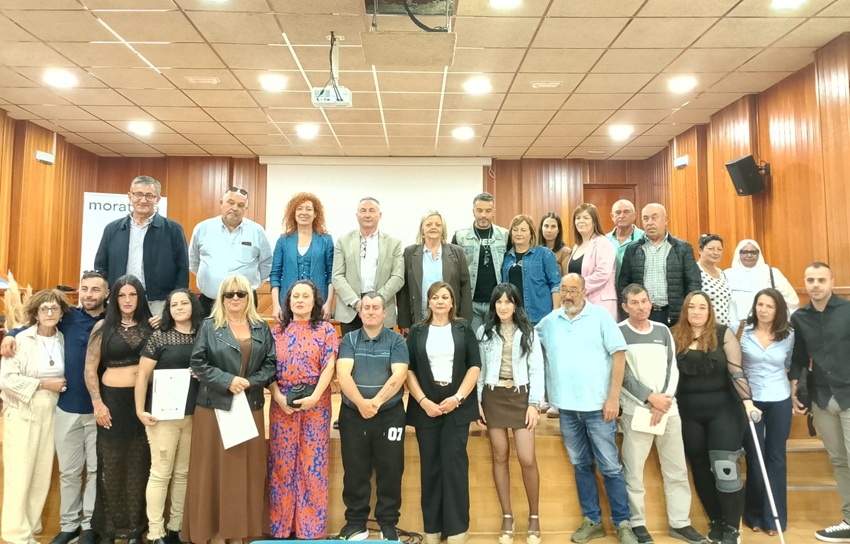Foto de familia durante la entrega de diplomas programa empleo