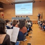 personas en sala de actos