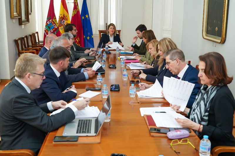 grupo e personas reunidas