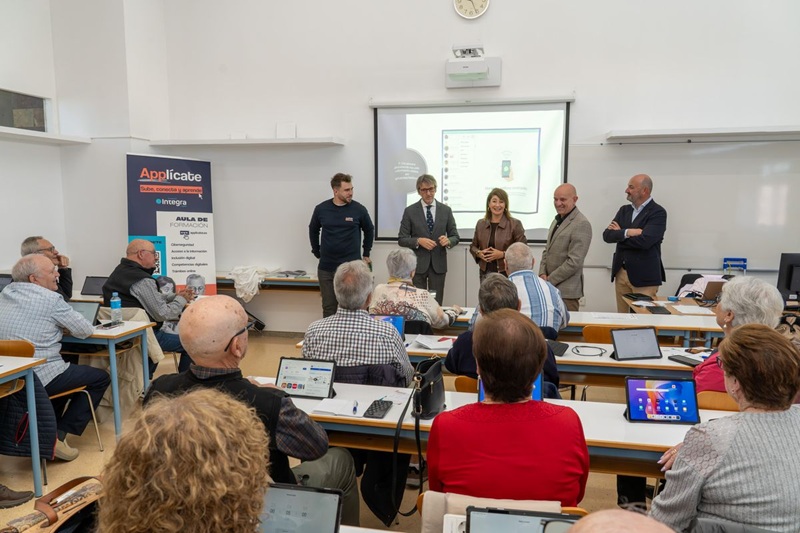 clase a mayores sobre nuevas tecnologías