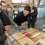 hombres mirando una vitrina