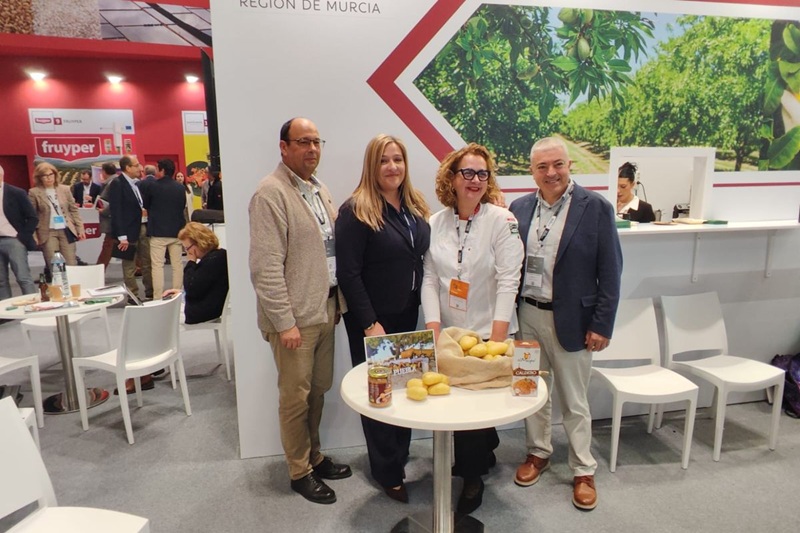 personas en feria gastronomica