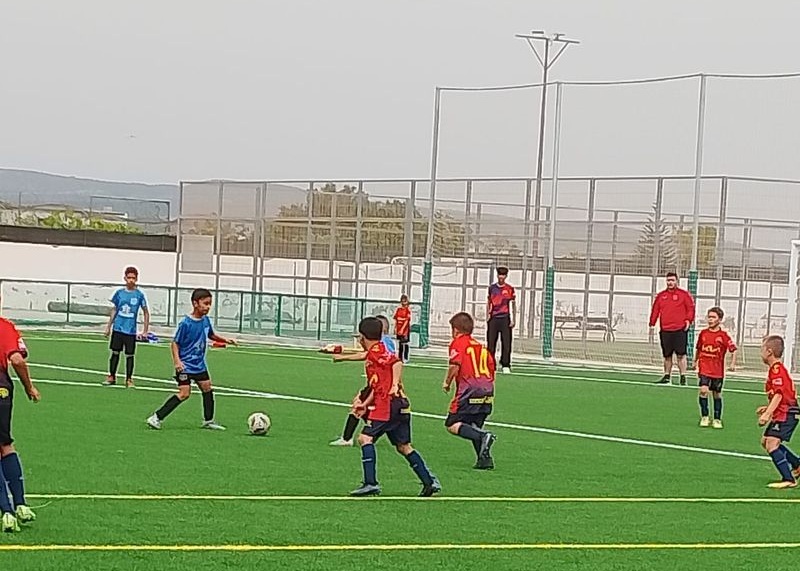 niños jugando al futbol