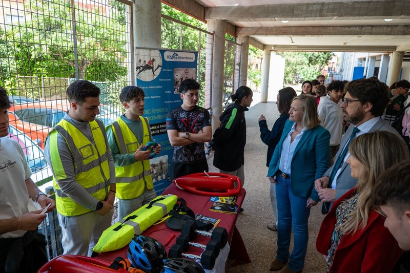 estudiantes explicando su proyecto
