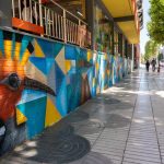 Mural de Kays Larbi en la fachada de Juventud en Cartagena inspirado en Carpe