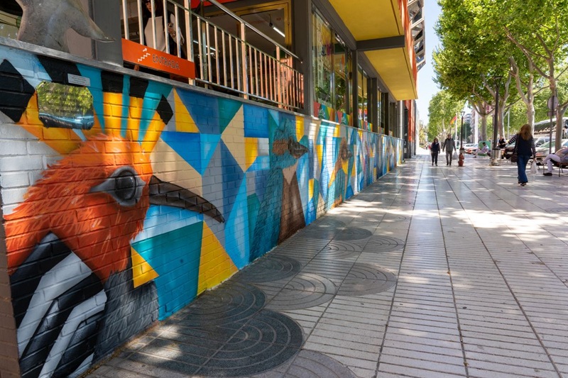 Mural de Kays Larbi en la fachada de Juventud en Cartagena inspirado en Carpe
