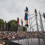 espectáculo acrobático en la calle