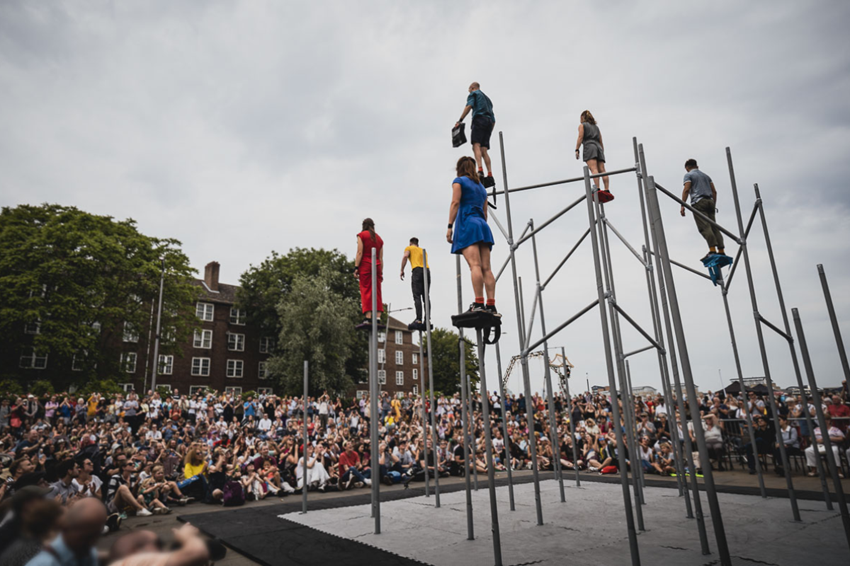 espectáculo acrobático en la calle