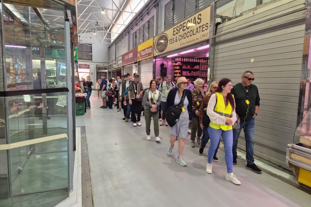 grupo visitando mercado