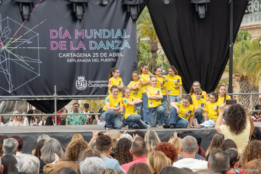 grupo de baile en dia de la danza
