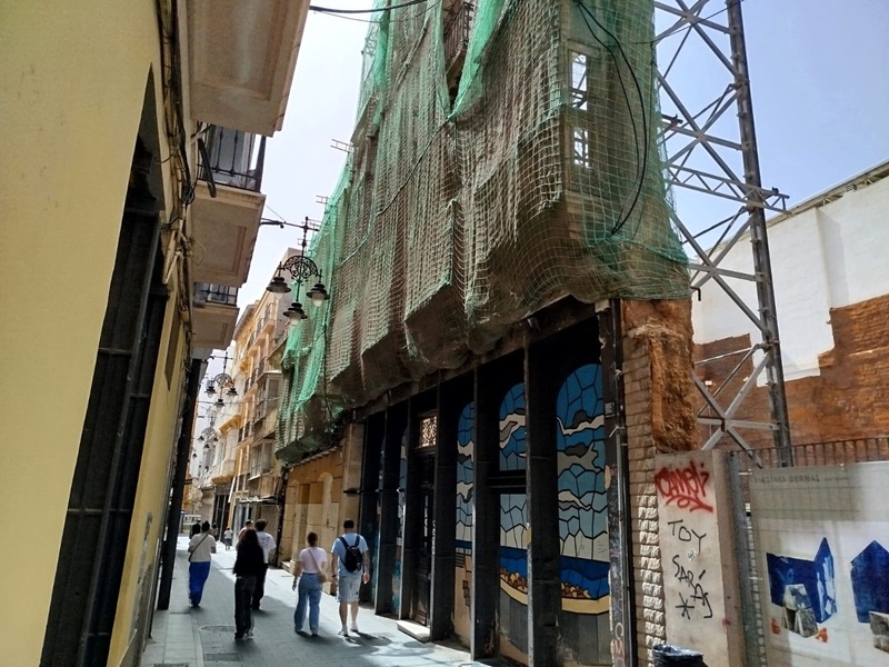 fachada edificio municipal abandonado calle Cuatro Santos Cartagena excrementos palomas