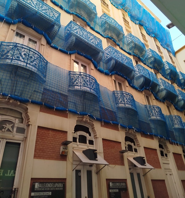 gran hotel con lona de protección