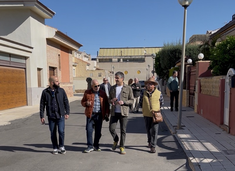 grupo paseando por calle