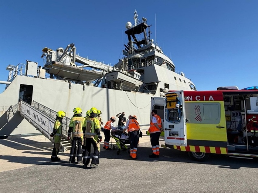 Bomberos y personal sanitario durante el ejercicio de emergencia en Alicante