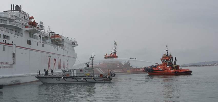 El Patrullero “Isla Pinto” junto a los buques de Salvamento Maritimo actuando en el escenario de Melilla