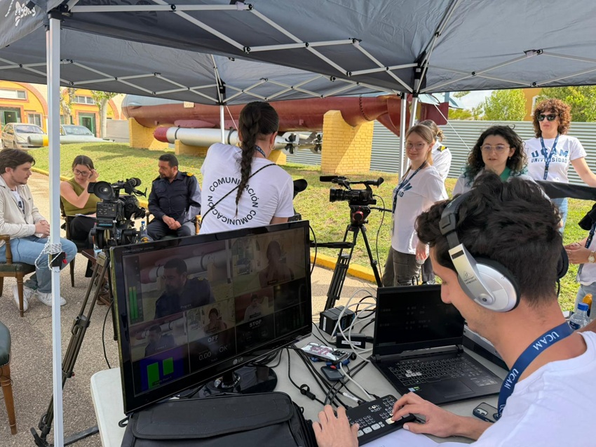 Un grupo de alumnos durante la grabación del programa televisivo sobre el simulacro