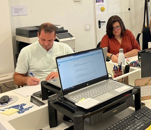 Profesionales del IMAS tramitando la nueva solicitud de dependencia en Murcia
