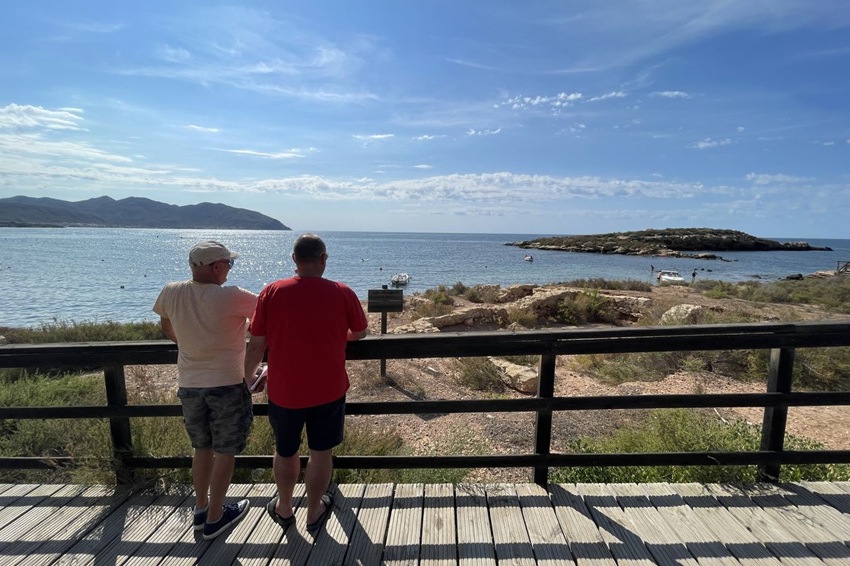 personas mirando la playa