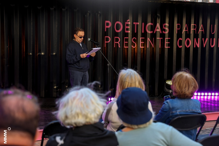 hombre recitando