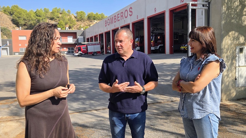 El diputado regional del PSOE Fernando Moreno ha criticado la gestión del Gobierno regional en materia de emergencias y ha asegurado que el Ejecutivo de Fernando López Miras carece de una planificación clara para dotar de medios al Consorcio de Extinción de Incendios y Salvamento de la Región de Murcia. Moreno realizó estas declaraciones en Lorca, acompañado por la portavoz del Grupo Municipal Socialista en el Ayuntamiento, Isabel Casalduero, donde aseguró que los responsables del propio Consorcio han denunciado públicamente que actualmente disponen de menos recursos materiales que hace dos décadas. El parlamentario socialista afirmó que los mandos del Consorcio han manifestado que el Gobierno regional no ha contado con ellos para elaborar el documento que, según indicó, se firmará en los próximos días y que dicho acuerdo no soluciona las carencias de personal ni de equipamiento que afectan al servicio. Entre las deficiencias señaladas, Moreno destacó la situación del parque de bomberos de Lorca, donde aseguró que el material disponible para actuar en casos de rescate y estabilización tras un terremoto se limita a 50 puntales, una caja de púas y cuatro serruchos. Asimismo, denunció la falta de medios para hacer frente a incendios forestales. Según explicó, el pasado 23 de julio el parque no disponía de ningún vehículo destinado a este tipo de emergencias y, en la actualidad, únicamente cuenta con uno para intervenir en incendios forestales. El diputado también afirmó que el sistema de detección de incendios del parque de bomberos de Lorca permanece fuera de servicio tras no superar una revisión técnica y aseguró que el personal se ha quedado sin material específico para intervenciones con riesgo eléctrico al no haberse sustituido el equipamiento caducado. Por todo ello, Moreno acusó al Ejecutivo autonómico de haber abandonado un servicio que considera esencial para la seguridad de la ciudadanía y anunció que el PSRM continuará reclamando una mayor dotación de medios humanos y materiales para el Consorcio de Extinción de Incendios y Salvamento de la Región de Murcia.