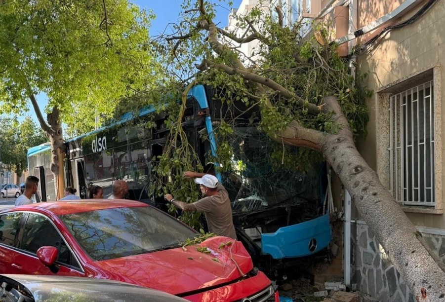 Autobús empotrado contra vivienda
