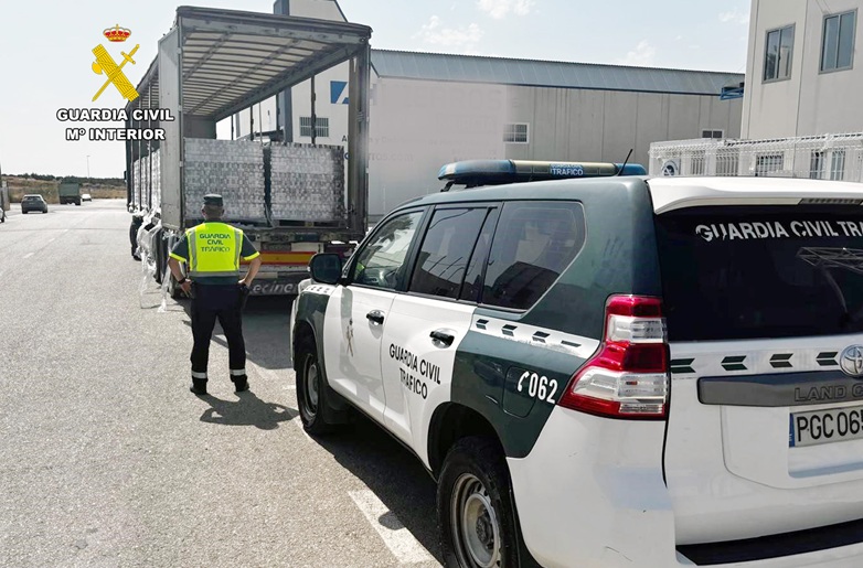 La Guardia Civil investiga en Mula a un joven de 20 años por conducir un camión con matrícula falsa, sin permiso, seguro ni ITV.